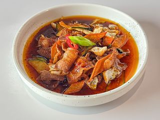 Pancetta di maiale piccante con verdure