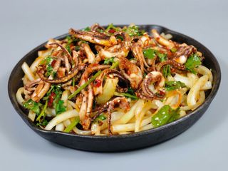 Insalate piccante con ciuffi di totano e cipolla