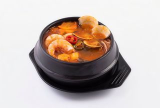 Zuppa piccante con tofu e frutti di mare