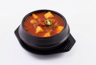 Zuppa piccante con kimchi e tofu
