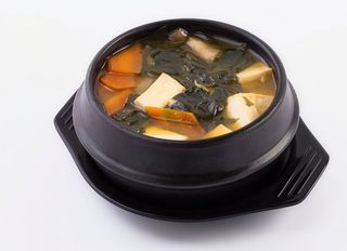 Zuppa con alghe e tofu