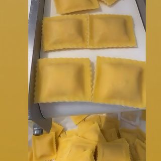 Ravioli al limone fritto con miele e noci 