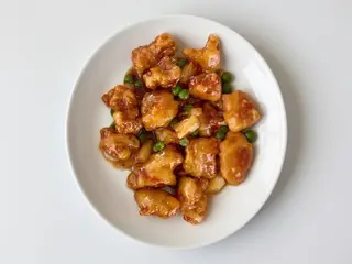 38) Bocconcini di pollo fritti in salsa agrodolce, con ananas e piselli