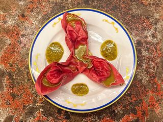 Cappellacci Rossi ripieni di Burrata e Pesto di Pistacchio