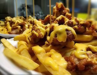 Patate con salsicce e cheddar