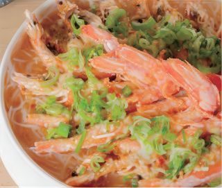 75 Gamberoni cotti al vapore con aglio, cipollotti e spaghetti di soia