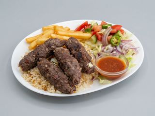 Piatto kofta patatine fritte, salse