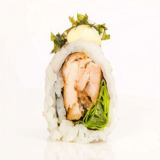 Uramaki pollo roll