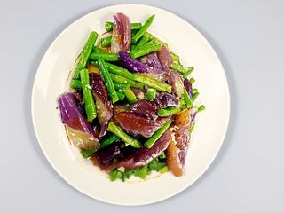 Melanzane saltati con fagiolini（茄子刀豆）