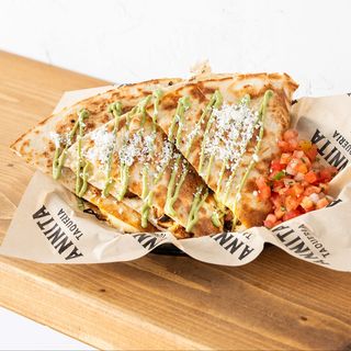 QUESADILLA CON POLLO AL CARBON