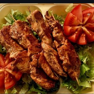 Spiedini di pollo 4 pezzi con insalata