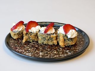 G14 Hossomaki fritto con philadelphia e fragola 4pz