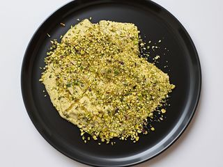 Ravioloni ripieni di ricotta e pistacchi con vellutata brontese e miele