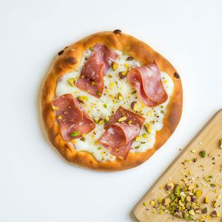 Pizza Mortadella, stracciatella e pistacchio