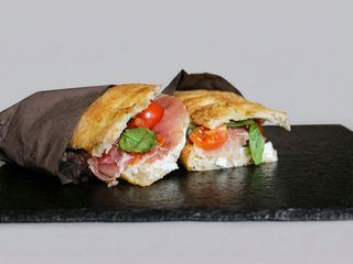 Crudo, stracciatella, pomodorino, basilico - media