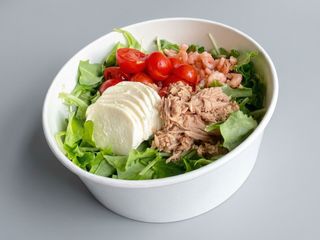 Lattughino, pomodorini, tonno, gamberi, mozzarella