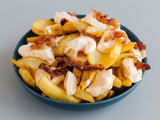 Patate fritte, cheddar e bacon