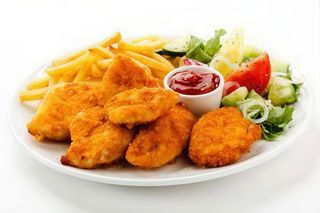 Nuggets di pollo con patate e insalate