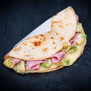 Piada prosciutto cotto mozzarella e pomodoro