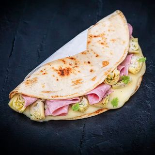Piadina crudo bufala e pomodorini