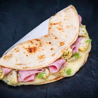 Piada Salsiccia peperoni e scamorza