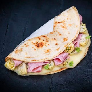 Piada Salame Milano squacquerone e rucola