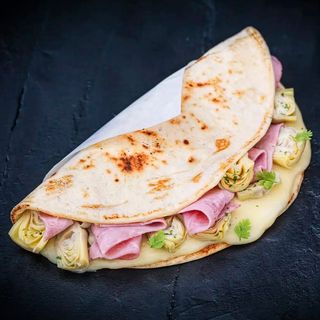 Piada Salame Piccante e mozzarella