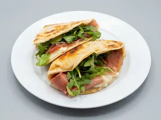 Piada prosciutto crudo di Parma squacquerone e rucola