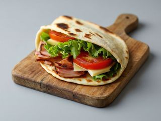 Piada porchetta, melanzane alla brace, insalata e pomodoro