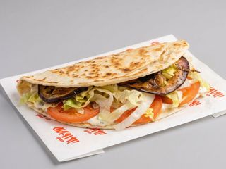 Piada melanzane, pomodoro, insalata e squacquerone