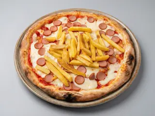 Salsiccia e patate fritte ( la foto è di una pizza simile )