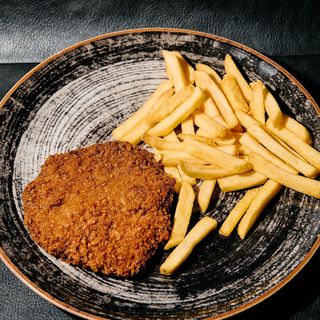 Cotoletta di pollo con patatine