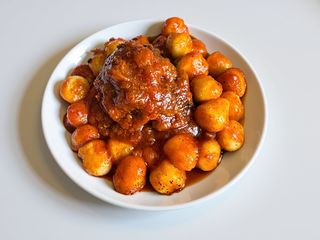 Gnocchi con sugo di coda alla Vaccinara