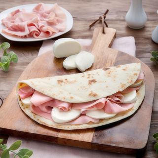 Piadina mozzarella e crudo o cotto
