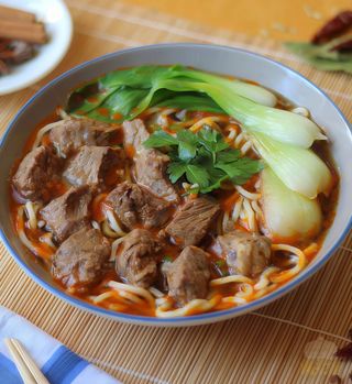 Zuppa di carne con verdure in salsa di Sichuan