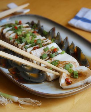 Tofu fresco marinato con uova di cento anni