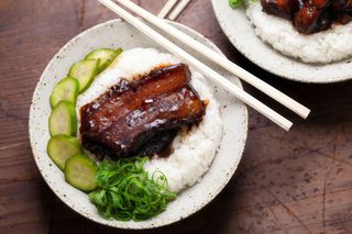 Piatto unico di riso con pancetta di maiale e porri piccante