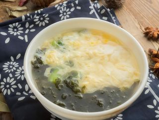 Zuppa di alghe e uova