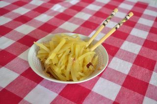 Patate saltate con salsa agropiccante