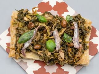 Scarola saltata, olive taggiasche, alici del cantabrico