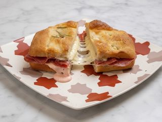 Brie, spianata e salsa rosa