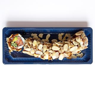 Dragon roll salmone e mandorla