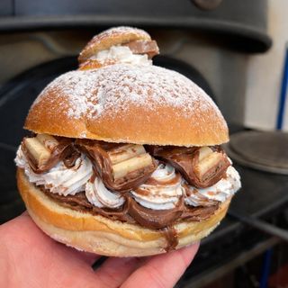 BRIOCHES ARTIGIANALE CON NUTELLA PANNA E KINDER BUENO