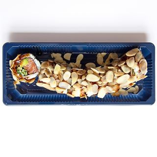 Dragon roll salmone e mandorla