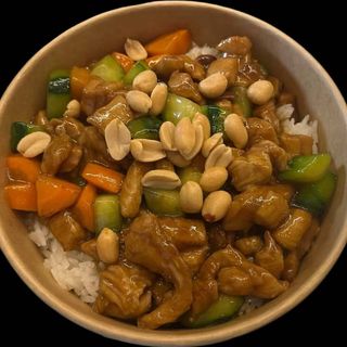 Riso coperto con pollo （宫保鸡丁盖饭）