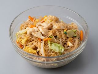 Spaghetti di riso con pollo