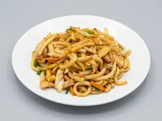 Spaghetti di wuton con pollo verdura