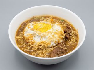 Zuppa ramen con manzo uova