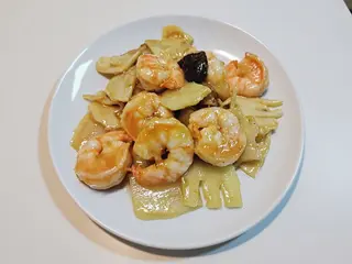 Gamberi con funghi e bambù