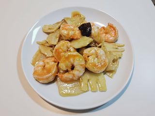 Gamberi con funghi e bambù